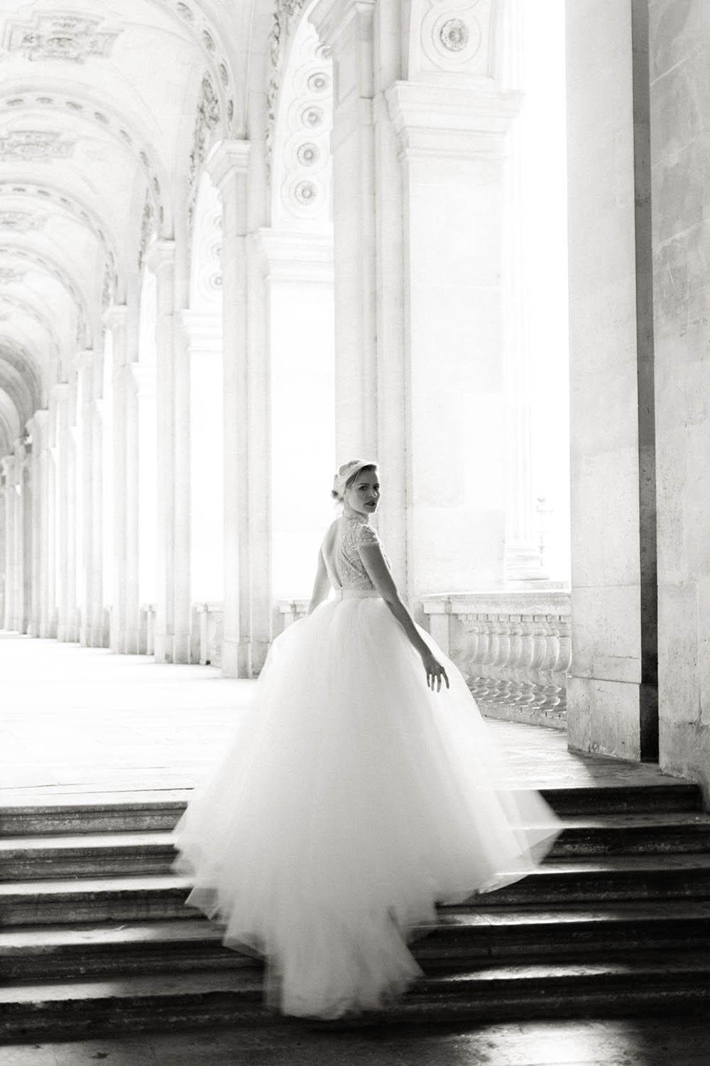 séance photo mariage au louvre en noir et blanc